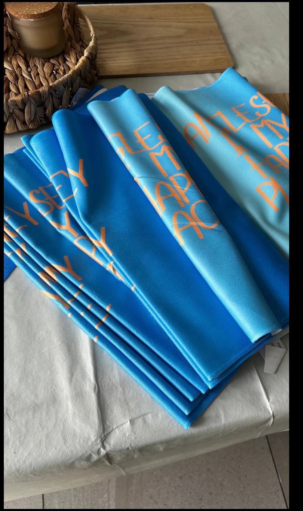 alt=“Quick-drying and absorbent microfibre tea towel with ‘Anglesey is my happy place’ slogan – ideal for beach lovers and coastal kitchens”